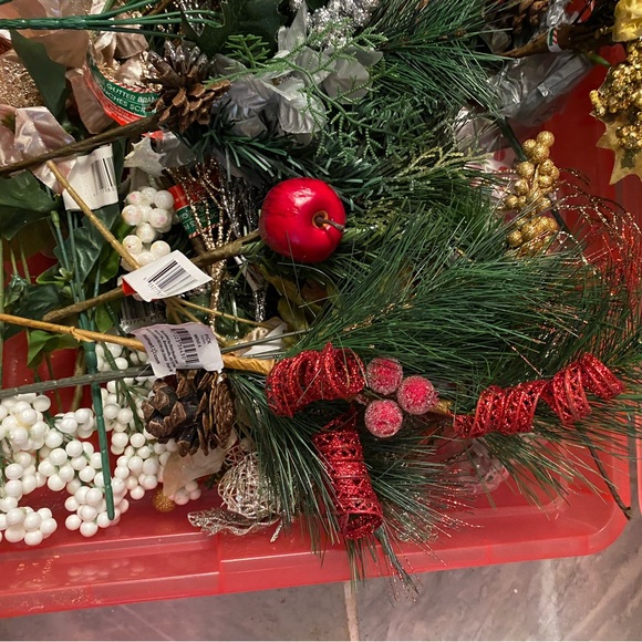 A BOX OF MIXED SEASON FAUX FLOWERS AND PICKS THEY ARE NOT CUT DIY CRAFTS - Picture 2 of 11